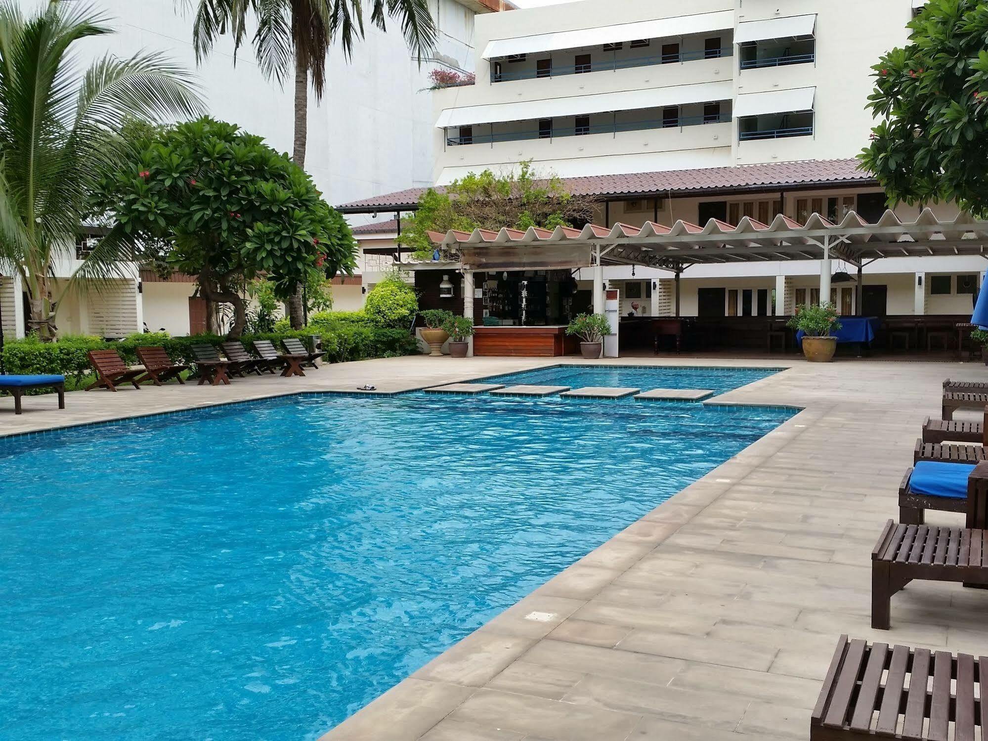 Nautical Inn Pattaya Esterno foto